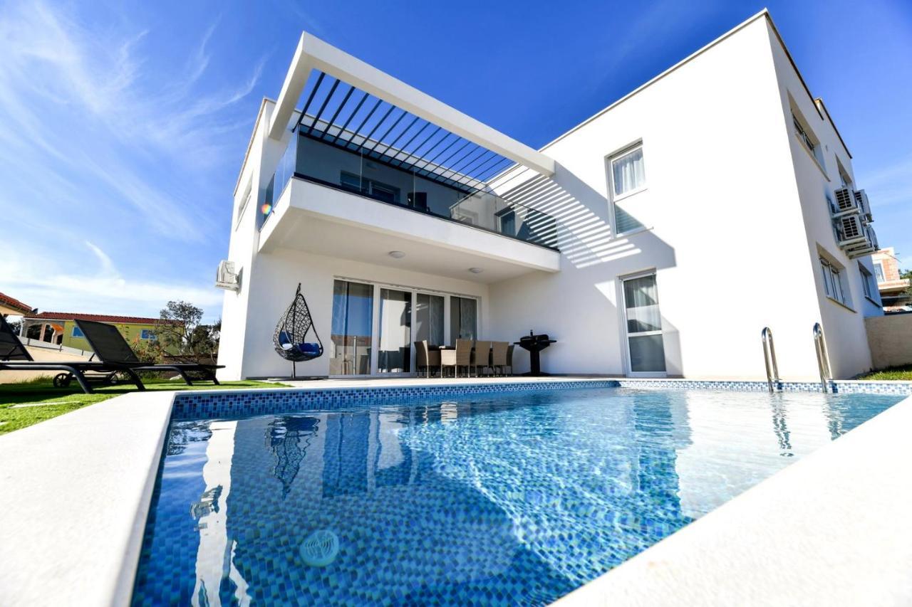 Villa Crowonder Sunrise With Swimming Pool And Seaview